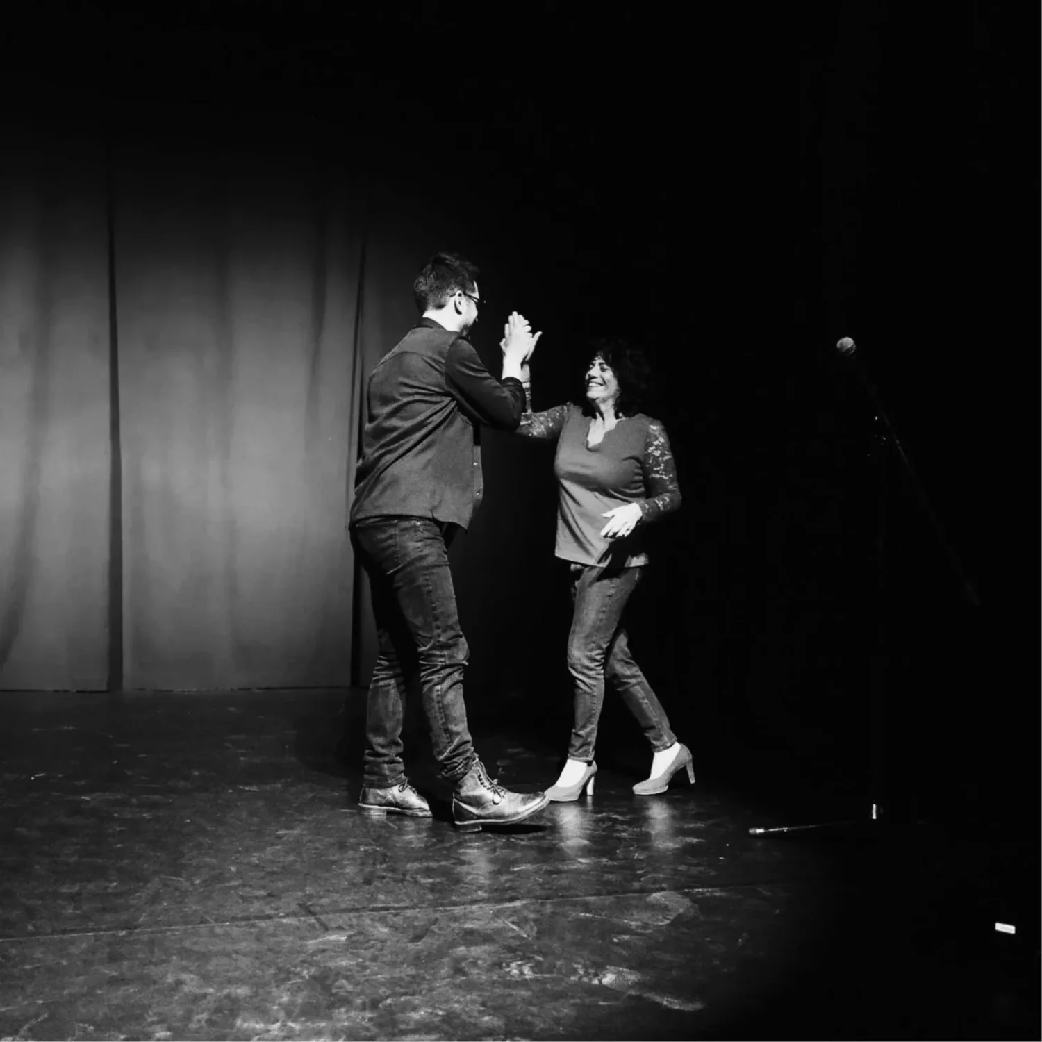 Deux artistes sur une scène de stand-up