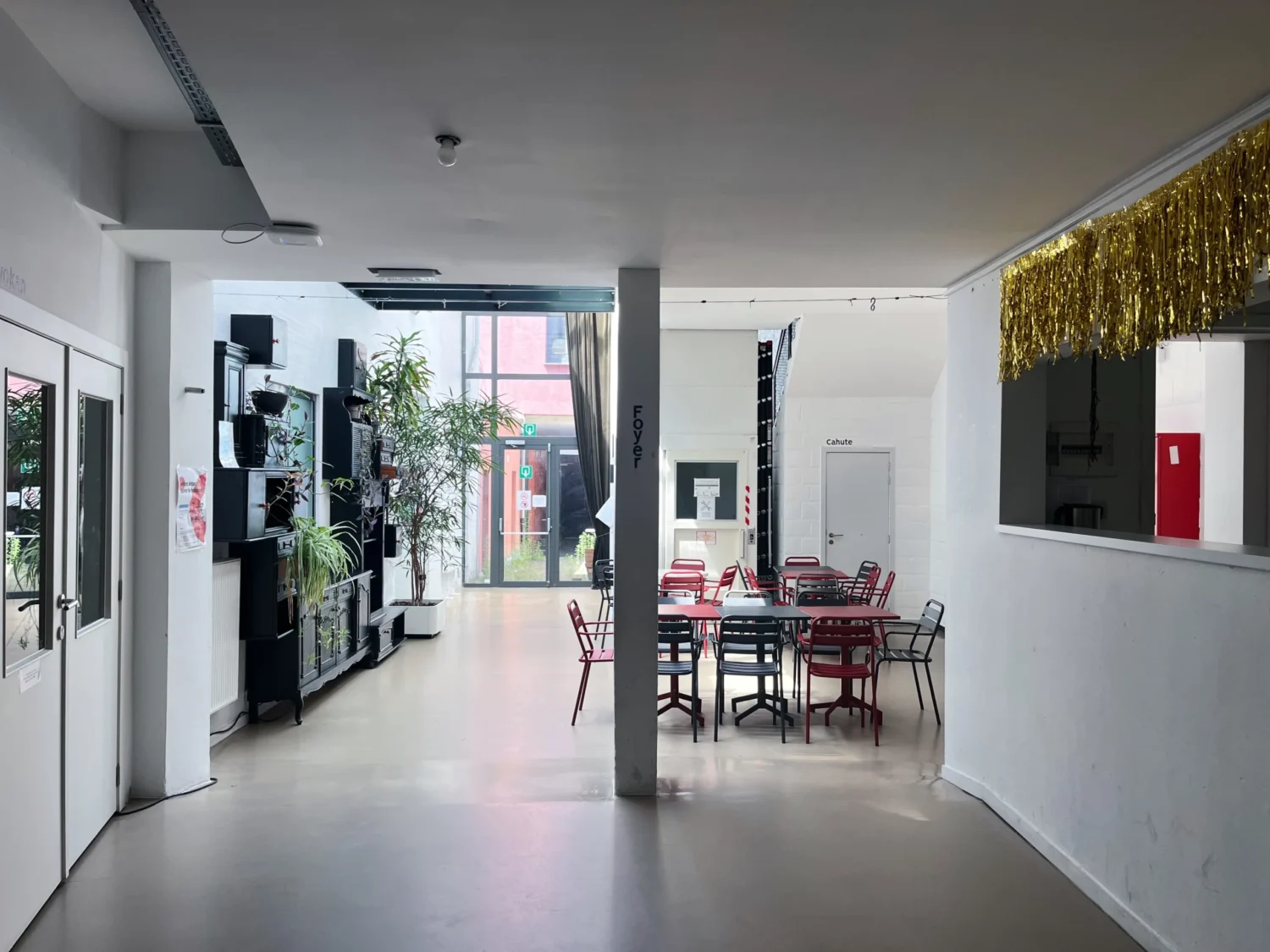 maison-des-cultures-de-saint-gilles-rue-de-belgrade-foyer